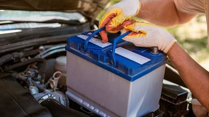 Car Care Tips: कार की बैटरी की लाइफ बढ़ा देंगे ये आसान से टिप्स, बस करनी होगी ऐसे देखभाल