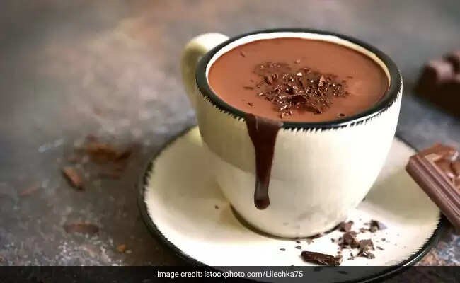 Homemade Hot Chocolate: सर्दियों में घर पर इस तरह बनाएं हॉट चॉकलेट, स्वाद के साथ सेहत भी रहेगी बेहतरीन