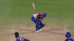 पारी के 12वें ओवर में पंत ने केकेआर के गेंदबाज वेंकटेश अय्यर को निशाना बनाया.