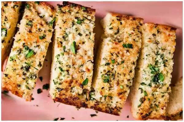 Cheese Garlic Bread Recipe: घर पर ही तैयार करें चीज गार्लिक ब्रेड, बेहद स्वादिष्ट है झटपट बनने वाला ये नाश्ता
