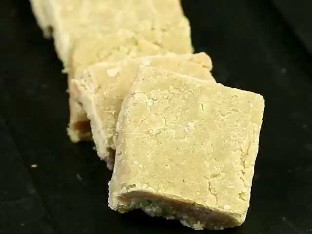Recipe: सर्दियों में इस स्वादिष्ट और सेहतमंद तिल मूंगफली की बर्फी का आनंद लें देखें रेसिपी