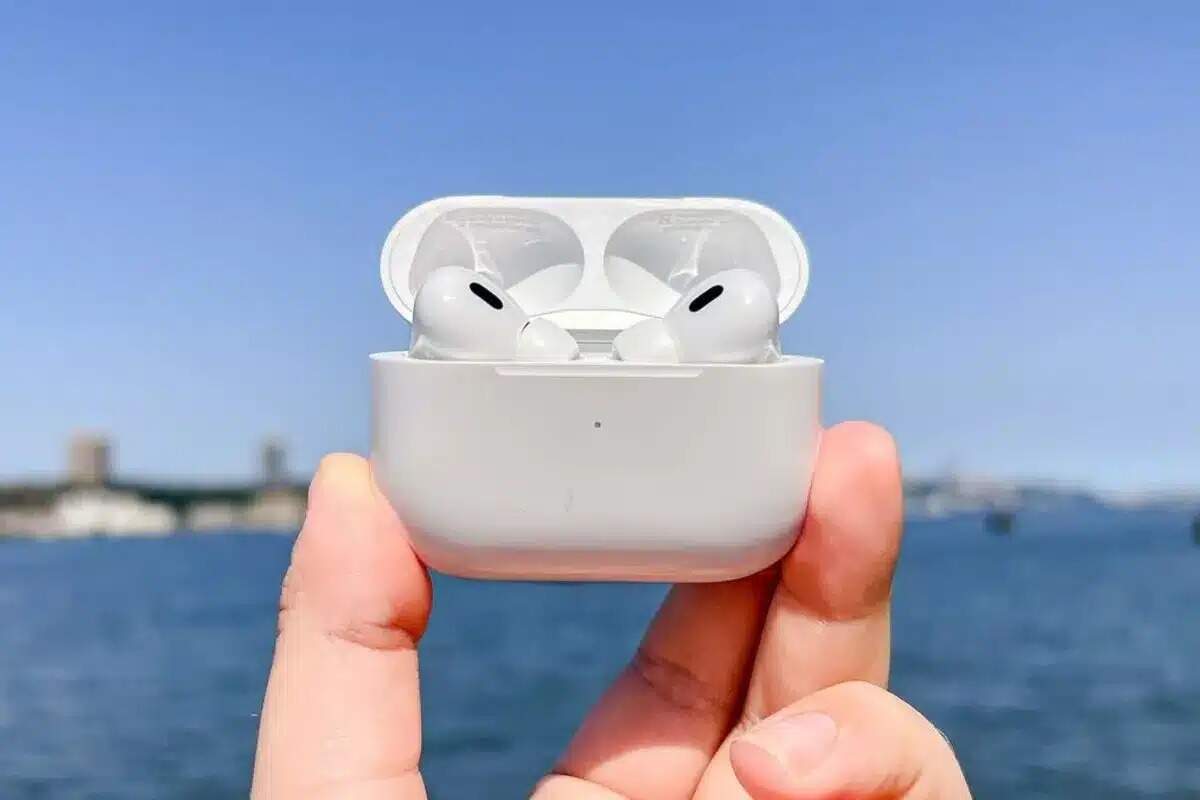 Valentine's Day पर पार्टनर को गिफ्ट करें Apple के लेटेस्ट AirPods, Flipkart पर मिल रहा इतना सस्ता!