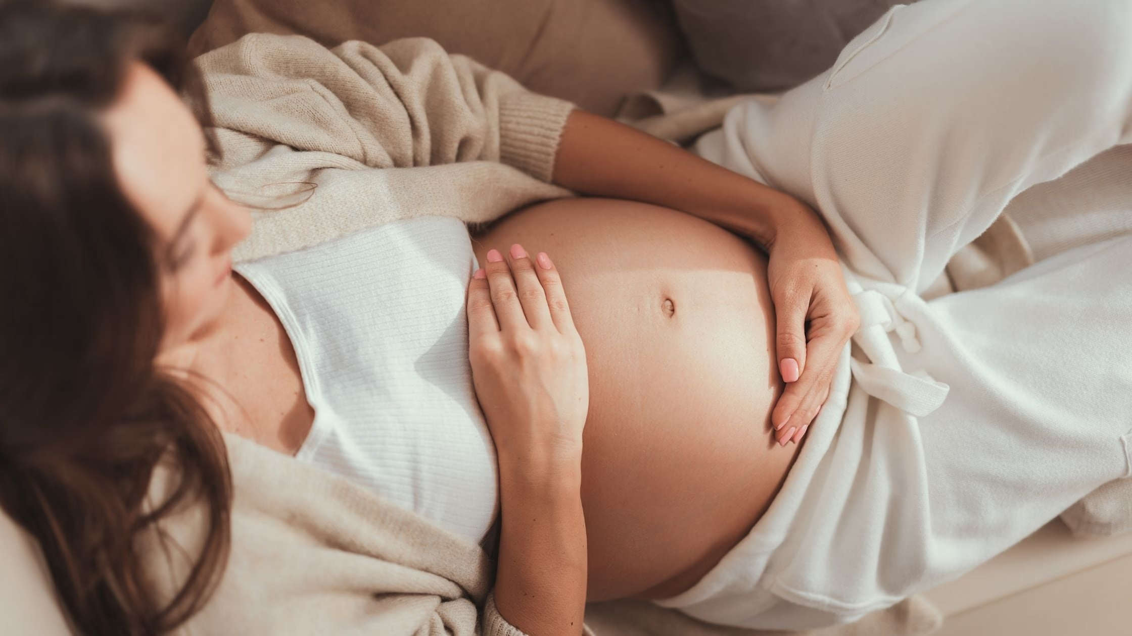 Pregnancy: प्रेग्नेंसी में इन ब्यूटी प्रोडक्ट्स को इस्तेमाल करने से बचें, बेबी को रहता है खतरा