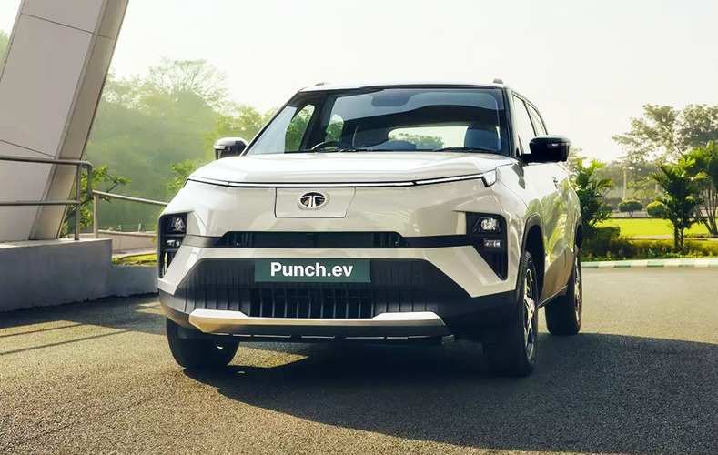 Tata Punch EV Review: कैसी है Tata Punch EV... ग्राहकों के ऊपर कितना चला पायेगी अपना जादू? यहां समझ लीजिये!