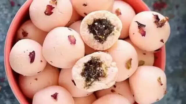 Rose Day Recipes: वैलेंटाइन डे के पहले दिन को बनाएं गुलाब के लड्डू से खास, नोट करें रेसिपी