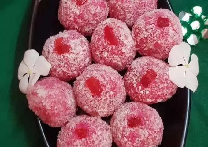 Rose Day Recipes: वैलेंटाइन डे के पहले दिन को बनाएं गुलाब के लड्डू से खास, नोट करें रेसिपी