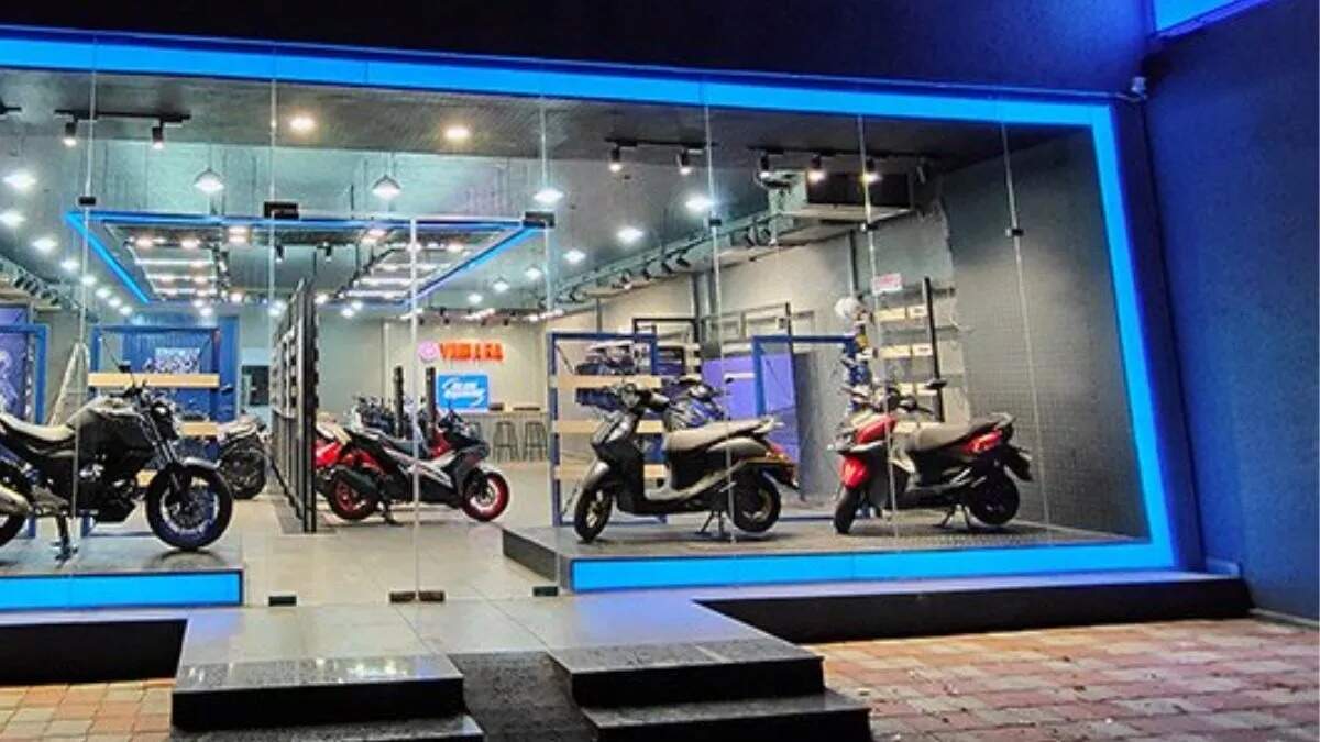Yamaha का बड़ा कारनामा 300 Blue Square Outlets का माइलस्टोन, Call of the Blue से हुई थी शुरुआत