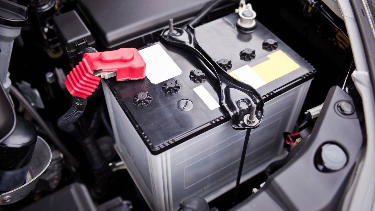 Car Care Tips: कार की बैटरी की लाइफ बढ़ा देंगे ये आसान से टिप्स, बस करनी होगी ऐसे देखभाल