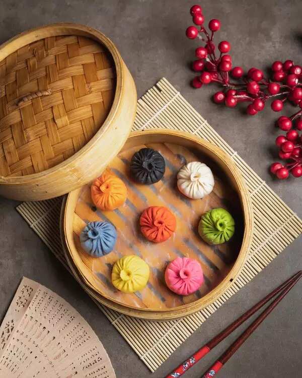 Colorful Momos: दिल्ली में खाएं रंगीन मोमोज...हरा वेज तो पीला सोया; चिकन मोमोज का है ऑरेंज कलर, जानें कीमत
