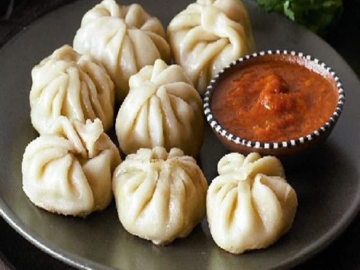 बहुत खास है ये मोमोज, स्पेशल मसालों से होता है तैयार, खास चटनी बढ़ा देती है इसका स्वाद