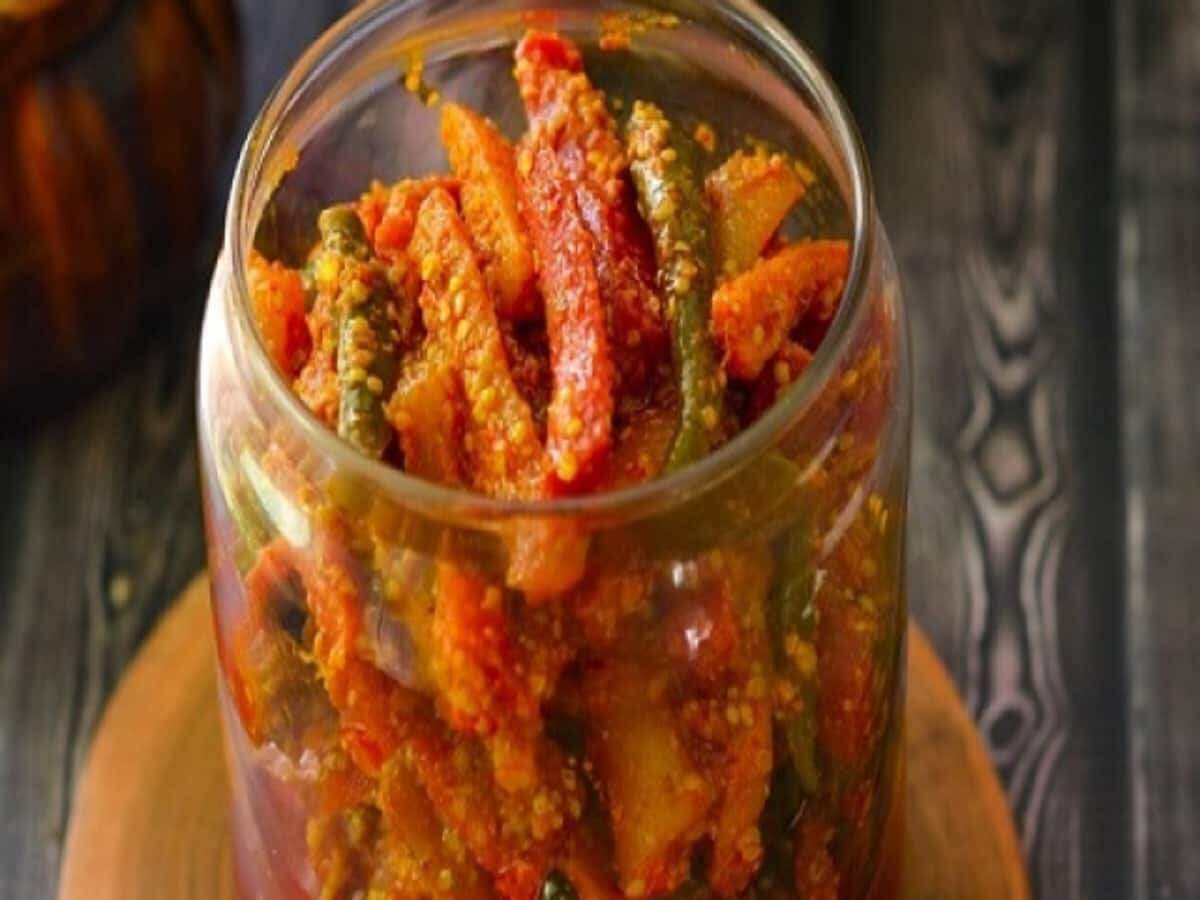 Pickle Recipe: सर्दियों में बनाएं गाजर का अचार, जानें सही रेसिपी और फॉलो करें दादी-नानी के ये टिप्स
