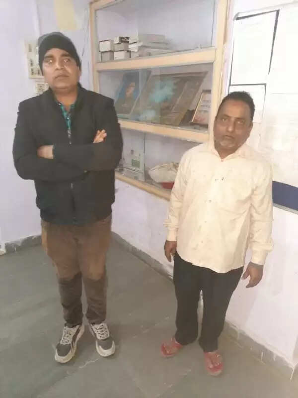 रसद विभाग का प्रवर्तन निरीक्षक एवं दलाल राशन डीलर दस हजार रुपये की रिश्वत लेते गिरफ्तार