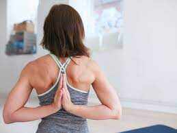 Shoulder Stiffness: कंधों में जकड़न होती है तो करें ये स्ट्रेच एक्सरसाइज, मिलेगा आराम