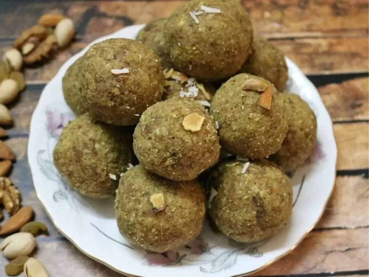 अगर आप सर्दियों में खुद को फिट रखना चाहते हैं तो गोंद के लड्डू खाएं, आपको भरपूर एनर्जी मिलेगी, इसे आसानी से बनाएं
