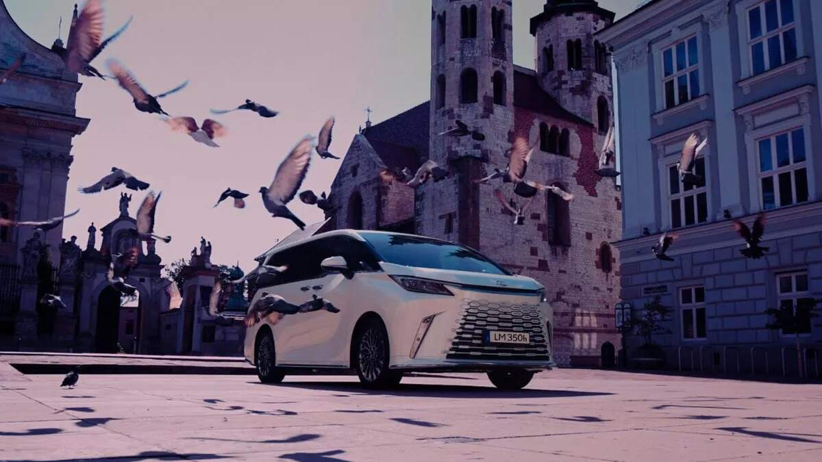 Lexus LM350h:48 इंच की TV...फ्रिज, बेडरूम जैसा आराम! लॉन्च हुई ये धांसू कार, कीमत है इतनी