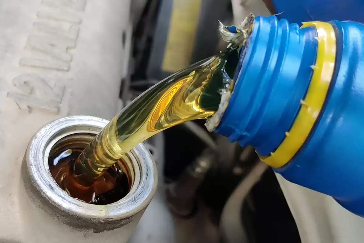 Auto Care: कौन सा इंजन ऑयल आपकी गाड़ी के लिए है बेस्ट,  जानें ये कितने तरीका का होता है और कैसे करता है काम