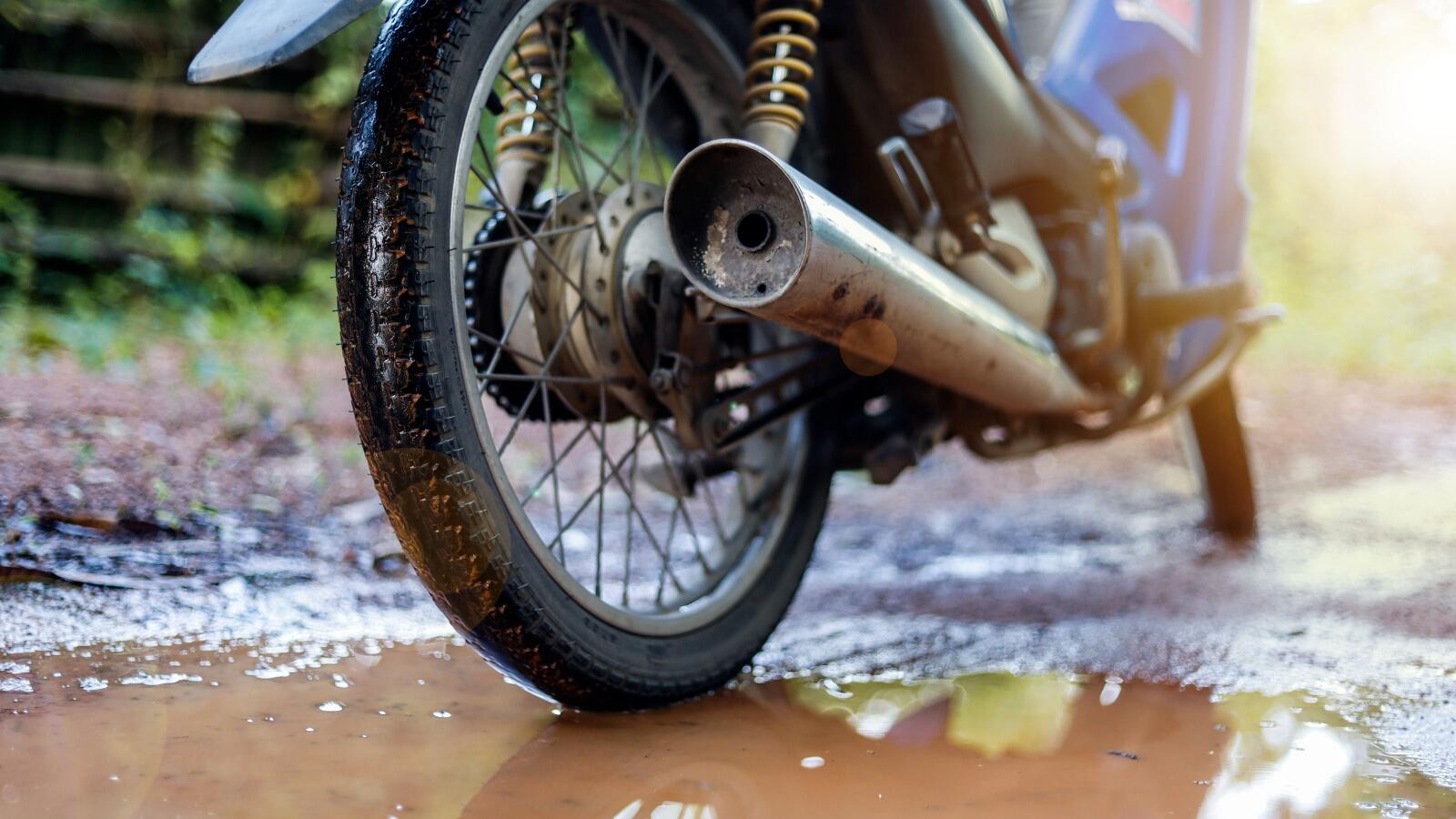 Bike Tips in Monsoon: बरसात में चला गया बाइक के साइलेंसर में पानी तो घबराएं नहीं, इन टिप्स से तुरंत फिट हो जाएगी गाड़ी