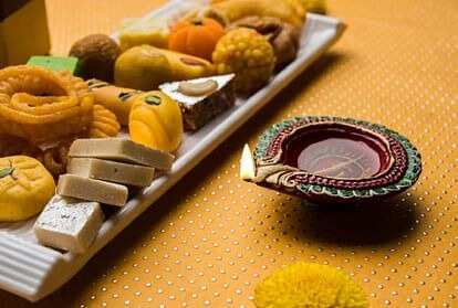 Diwali 2023: धनतेरस से दिवाली तक के लिए हर दिन तैयार करें अलग मिठाई, खाकर घरवाले होंगे खुश
