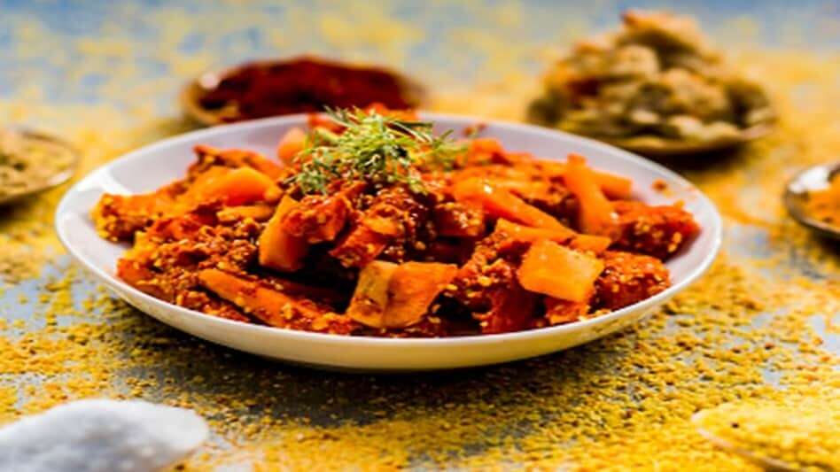 Pickle Recipe: सर्दियों में बनाएं गाजर का अचार, जानें सही रेसिपी और फॉलो करें दादी-नानी के ये टिप्स