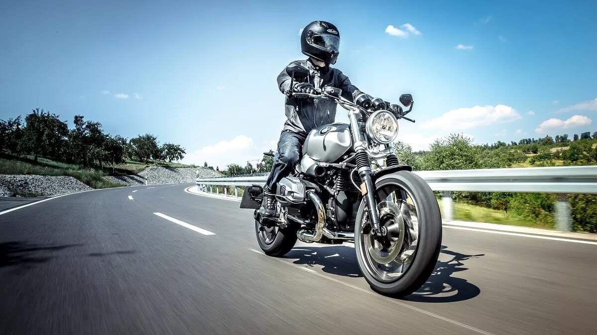 Bike Care Tips: रिजर्व में है Bike चलाने की आदत तो हो जाएं सावधान, कहीं भारी न पड़ जाए हर बार पैसे बचाना!