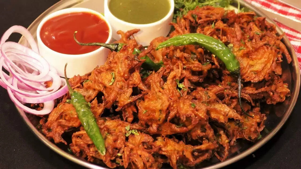 Onion Pakora Recipe: दिन में भूख लगे तो फटाफट बनाएं प्याज के पकोड़े, मिलेगा लाजवाब स्वाद