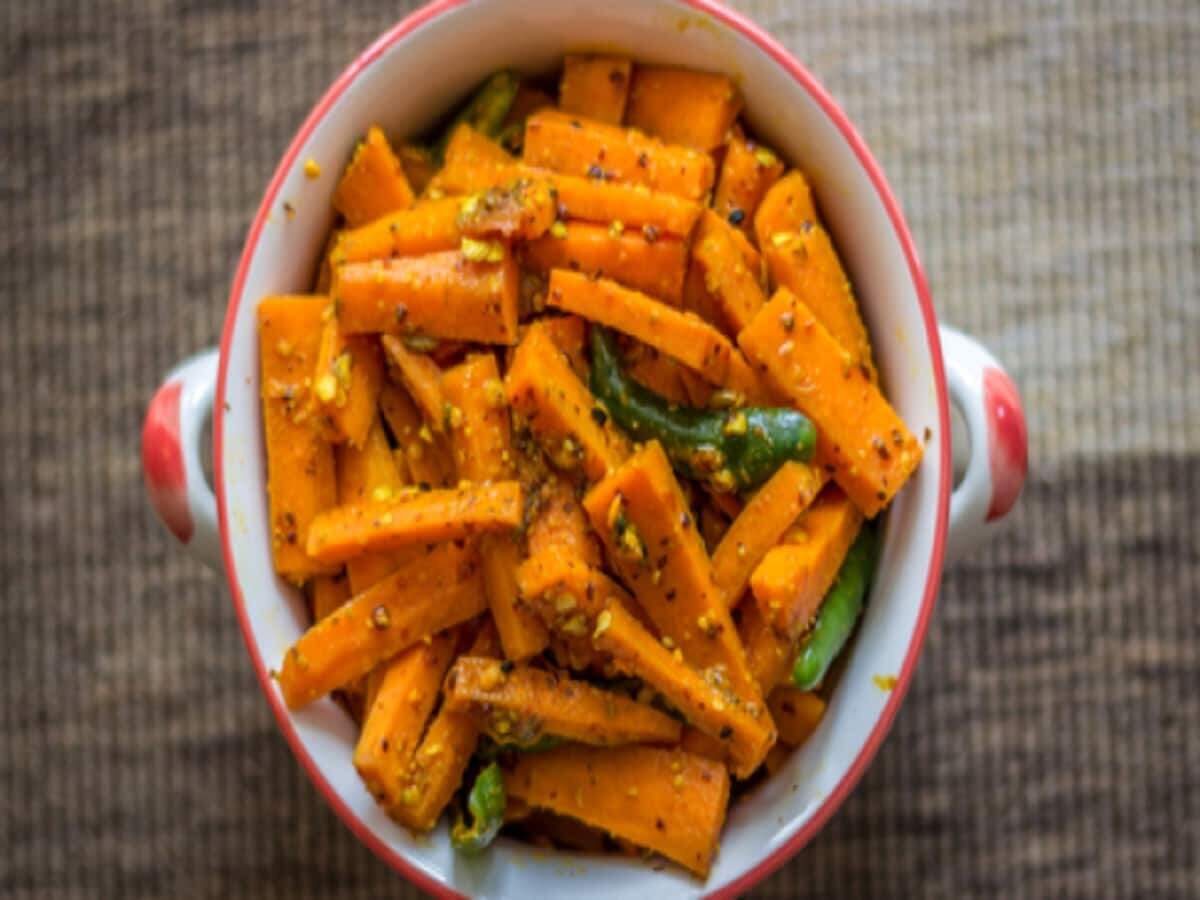 Pickle Recipe: सर्दियों में बनाएं गाजर का अचार, जानें सही रेसिपी और फॉलो करें दादी-नानी के ये टिप्स