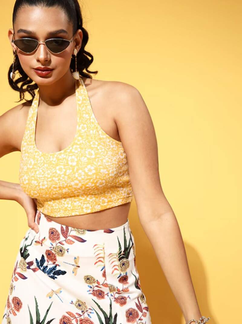 शॉर्ट्स के साथ स्टाइलिश दिखने के लिए क्रॉप टॉप के 5 बेहतरीन डिजाइन