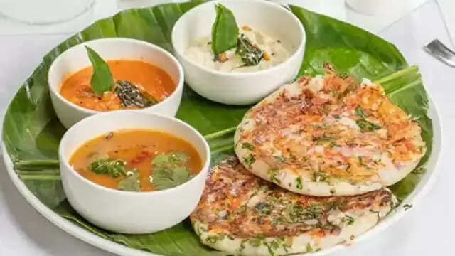 Aloo Uttapam Recipe: नाश्ते में बनाएं गरमा गरम आलू उत्तपम, दिन को खास बनाएगी ये टेस्टी रेसिपी