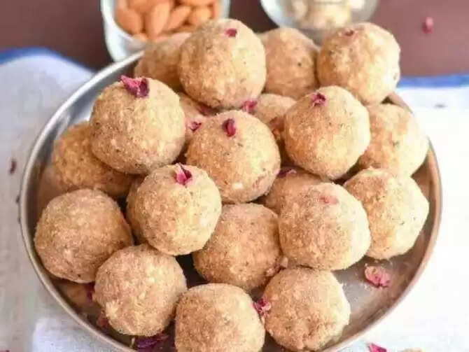 अगर आप सर्दियों में खुद को फिट रखना चाहते हैं तो गोंद के लड्डू खाएं, आपको भरपूर एनर्जी मिलेगी, इसे आसानी से बनाएं