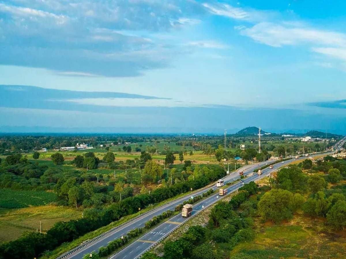 Indian Highways: सड़क परिवहन मंत्रालय ने रखा 13,813 किलोमीटर लंबे हाइवे बनाने का लक्ष्य, जानें डिटेल