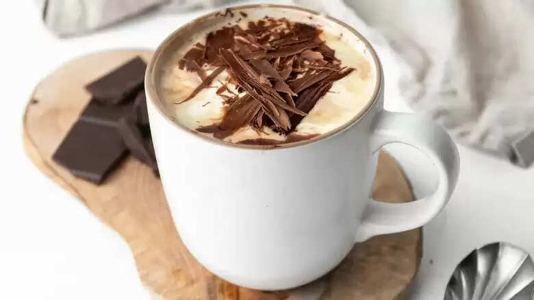Homemade Hot Chocolate: सर्दियों में घर पर इस तरह बनाएं हॉट चॉकलेट, स्वाद के साथ सेहत भी रहेगी बेहतरीन
