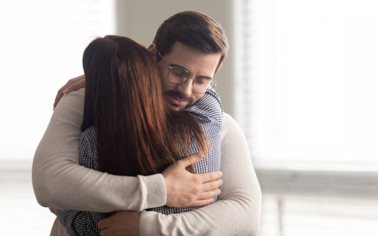 प्यार जताना ही नहीं गले लगाने के हैं और भी कई फायदे, एक्सपर्ट से जानें हग करने से कैसे बेहतर होता है मानसिक और शारीरिक स्वास्थ्य