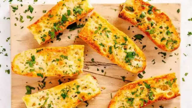 Cheese Garlic Bread Recipe: घर पर ही तैयार करें चीज गार्लिक ब्रेड, बेहद स्वादिष्ट है झटपट बनने वाला ये नाश्ता